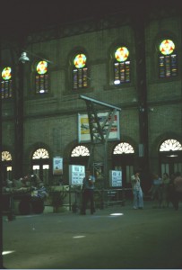 Bahnhof v. Sevilla m. bunten Glasfenstern 79